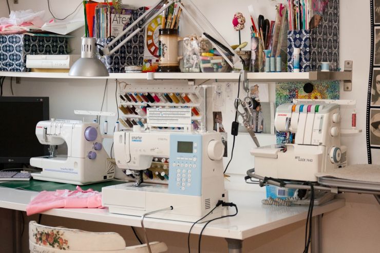 швейная машинка и материалы для шитья